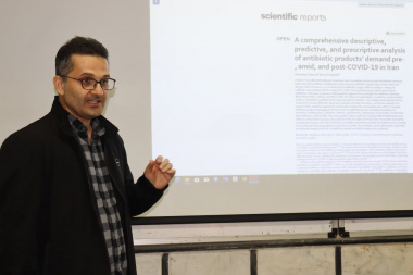 سخنرانی آقای دکتر آرش نعمتی عضو هیات علمی دانشکده مهندسی مواد و صنایع به مناسبت هفته پژوهش